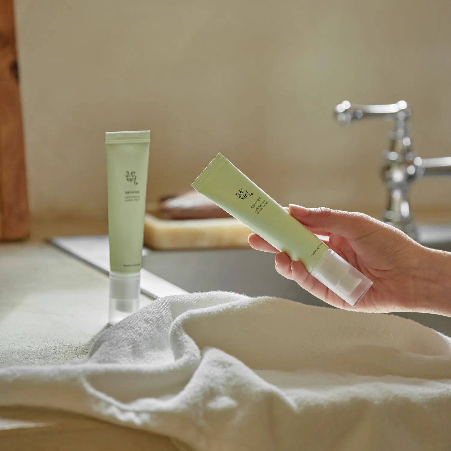 Освітлювальна сироватка з вітаміном С та центеллою Light On Serum Centella + Vita C від Beauty of Joseon - Зображення 3