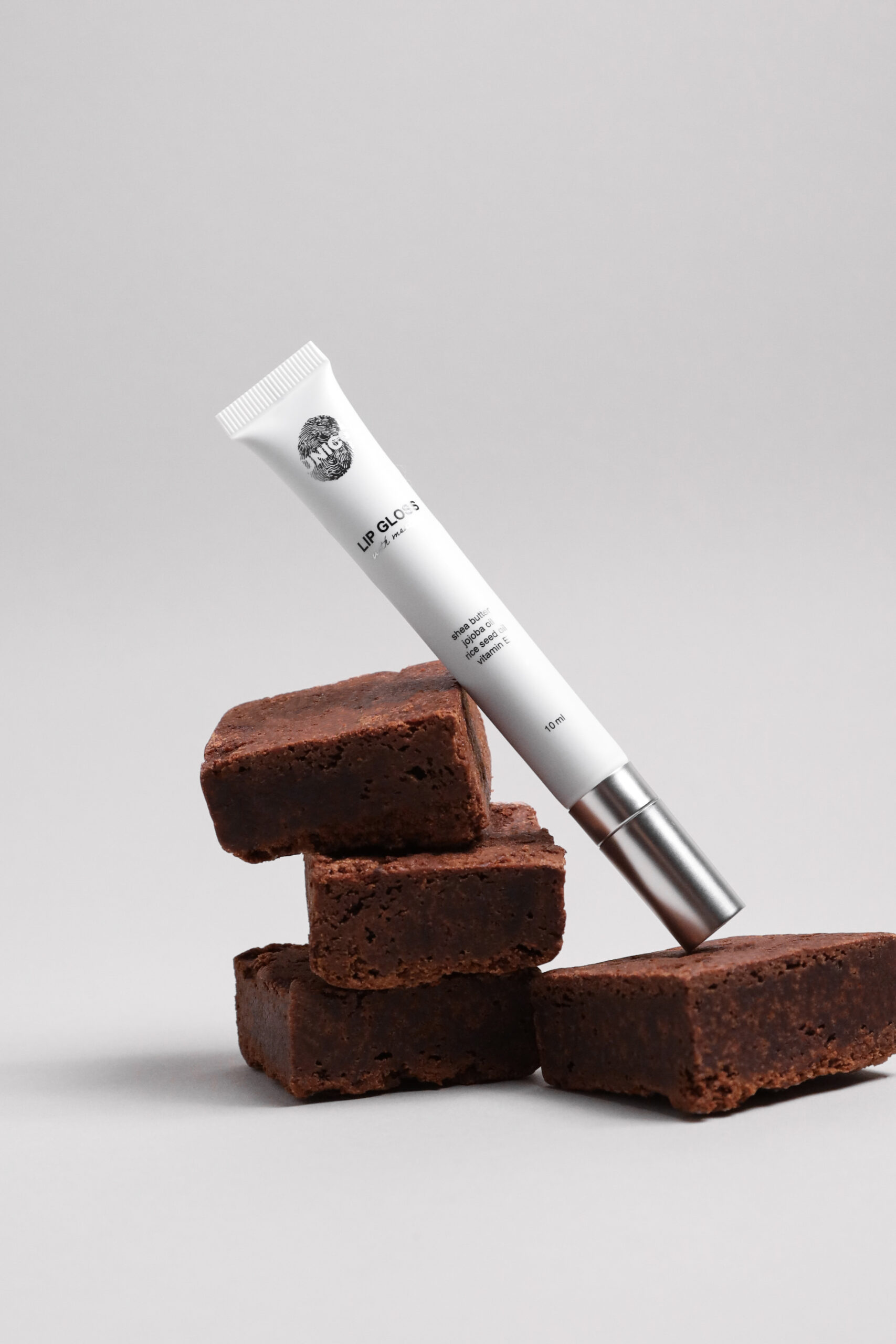 Живильний блиск для губ LIP GLOSS with menthol (BROWNIE) від UNICO - Зображення 4