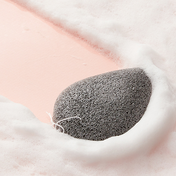 Спонж конняку для очищення шкіри з деревним вугіллям Bamboo Charcoal Konjac Sponge від Purito Seoul - Зображення 2